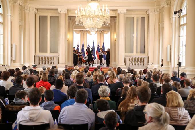 V počastitev državnega praznika dneva upora proti okupatorju dan odprtih vrat v Predsedniški palači